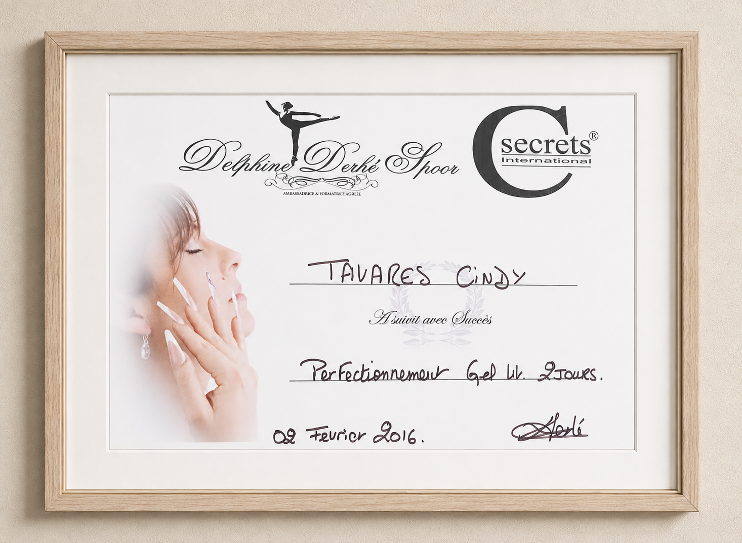 Attestation de perfectionnement gel UV de deux jours remise le 02/02/2016 à Cindy Tavares, prothésiste ongulaire à Annecy