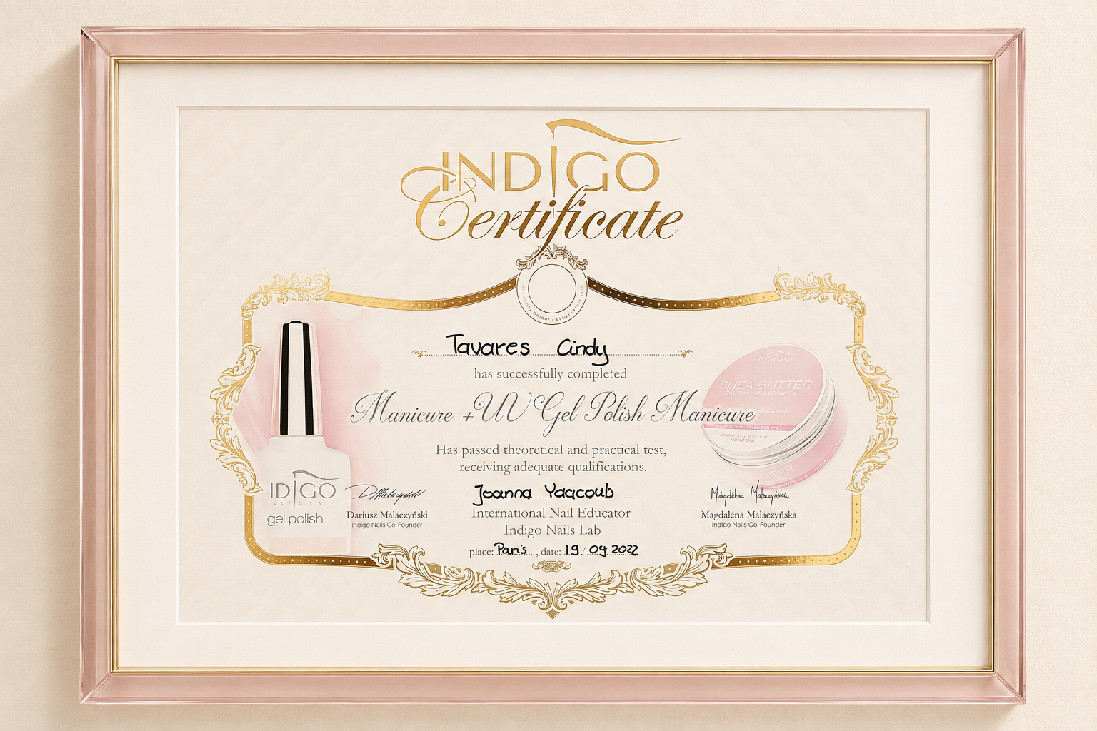 Certificat Manicure + UV Gel Polish Manicure remis le 19/04/2022, après test théorique et pratique, à Cindy Tavares, prothésiste ongulaire à Annecy