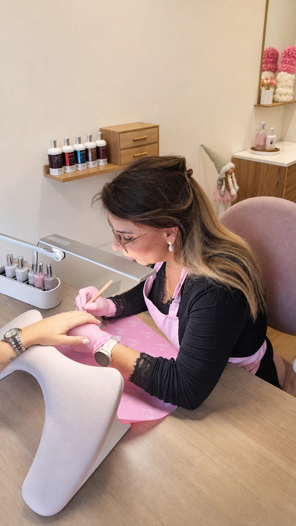 Vue d'ensemble d'une prestation de manucure au salon A l'Ongle du Lac
