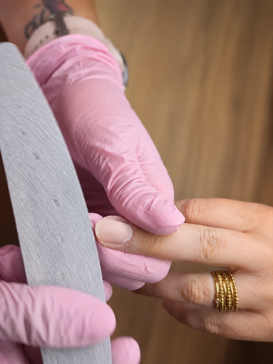 Préparation soignée de l'ongle par limage avant la pose de vernis