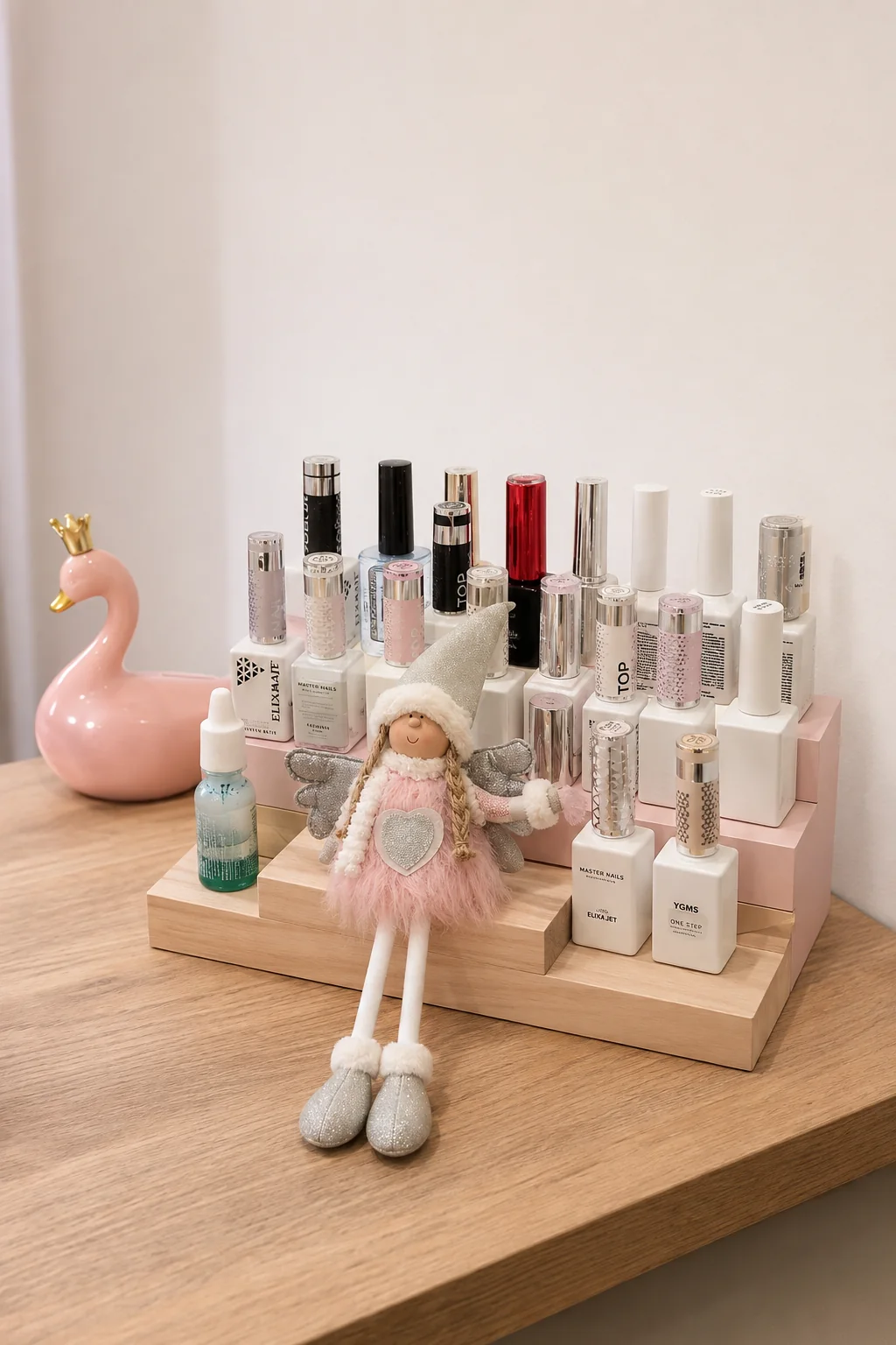 Produits de soin et vernis professionnels présentés avec la mascotte Lutin