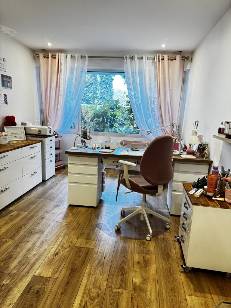L'espace du salon A l'Ongle du Lac, rue Thomas Ruphy à Annecy