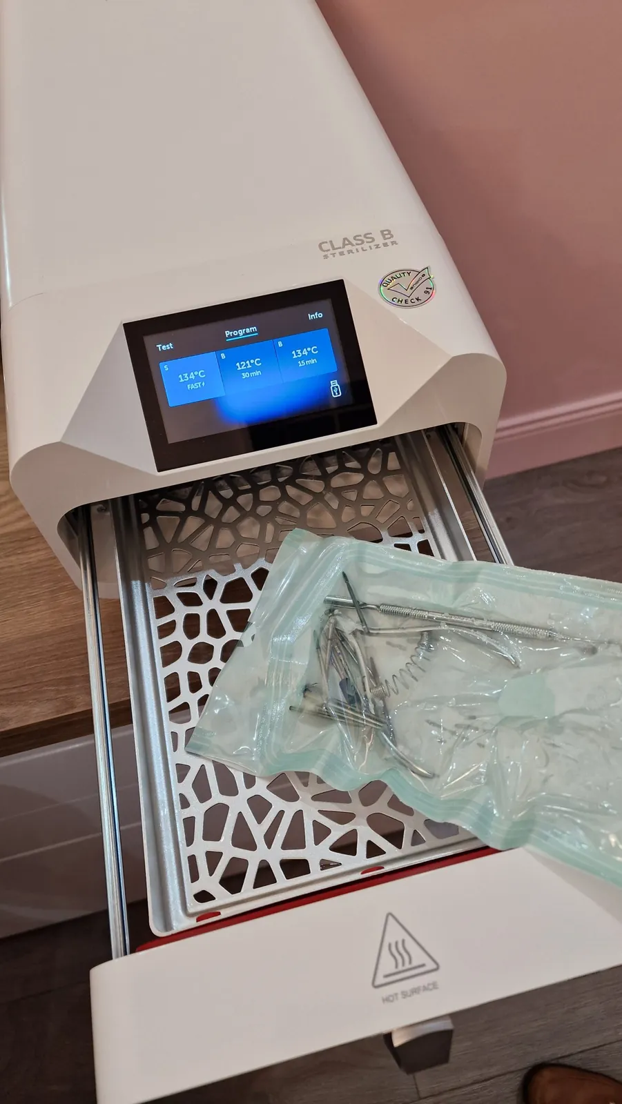 Stérilisateur autoclave utilisé pour le matériel du salon A l'Ongle du Lac